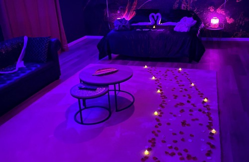 Port-sur-Saone Apartment | Relax in Le Cocon Doré Love Room with Balnéothérapie