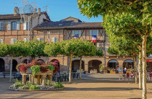 Lisle-sur-Tarn Apartment | Stay at Le Cocon Floral: Central Location Near Gaillac