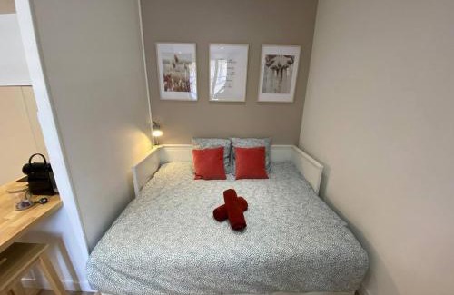 Quartier Hyper-Centre Apartment | Prime Location Studio in Hyper-Centre Grenoble, Rated 9.4