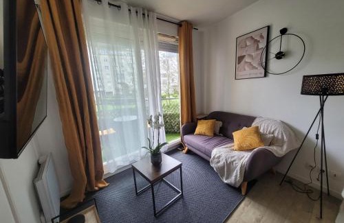 Cergy Apartment | Discover Le Cocon Urbain: Ideal Family Stay in City Center