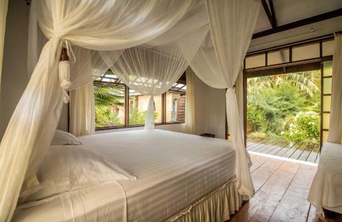 Rangiroa Bed & Breakfast | Relax at Le Coconut Lodge with Private Beach & Ocean Views