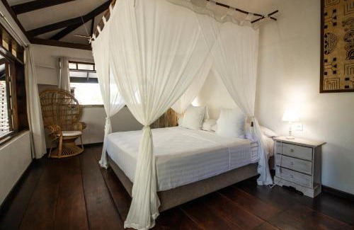 Rangiroa Bed & Breakfast | Relax at Le Coconut Lodge with Private Beach & Ocean Views