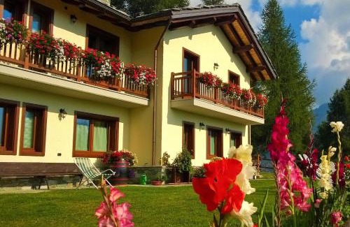 Brusson House | Explore Nature & Trekking at Le Coin des Mélèzes