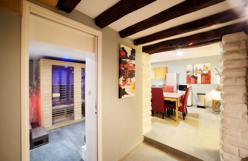 Le Hanouard House | Relax at Le Colvert: Private Jacuzzi & Sauna Retreat