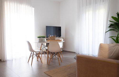 Meta Cabin | Discover Le Coralline: Family-Friendly with Breakfast Included