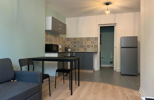 Reims Apartment | Cozy Stay at Le Cosy Jean Jaurès - Pet and Child Friendly