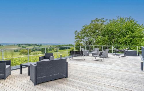 Belves-de-Castillon Bed & Breakfast | Discover Comfort at Le Coteau Des Sens with Pool & Hot Tub