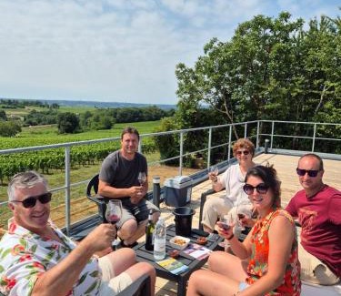 Belves-de-Castillon Bed & Breakfast | Discover Comfort at Le Coteau Des Sens with Pool & Hot Tub