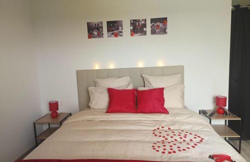 Belves-de-Castillon Bed & Breakfast | Discover Comfort at Le Coteau Des Sens with Pool & Hot Tub