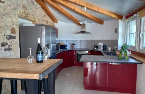 Sauveterre-la-Lemance House | Charming Le Cottage: Oceanfront Family Retreat Awaits