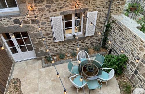 Combourg House | Cozy Courtyard Gîte at the Foot of the Château: Rated 9.3