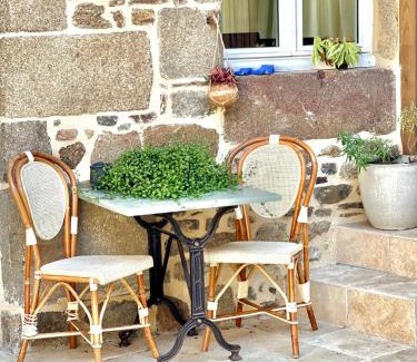 Combourg House | Cozy Courtyard Gîte at the Foot of the Château: Rated 9.3