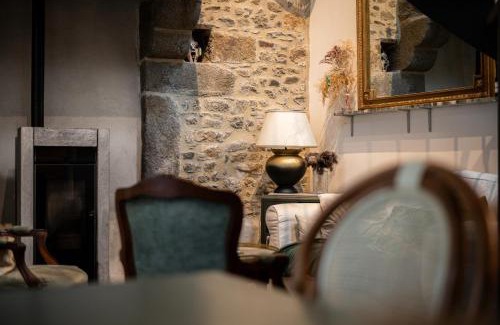 Combourg House | Cozy Courtyard Gîte at the Foot of the Château: Rated 9.3