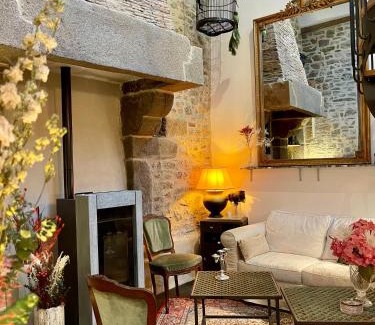 Combourg House | Cozy Courtyard Gîte at the Foot of the Château: Rated 9.3