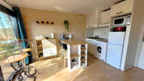 Leon Apartment | Relax at Le Cottage Vue Lac with Pools and Scenic Views