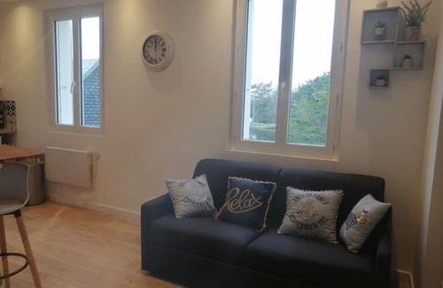 Hauteville-sur-Mer Apartment | Cozy Le Courlis: Steps from the Beach with Ocean Views