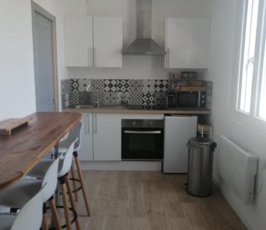 Hauteville-sur-Mer Apartment | Cozy Le Courlis: Steps from the Beach with Ocean Views