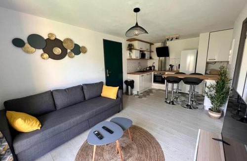 Toulouse North Apartment | Le Cozen: Family-Friendly Stay with Garden & Parking