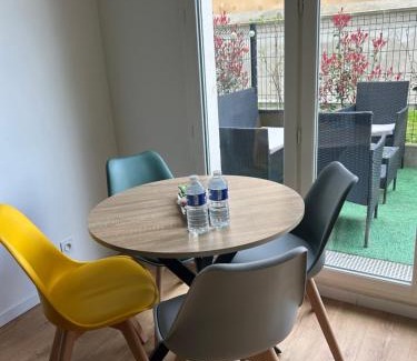 Melun Apartment | Charming Child-Friendly Getaway: Cozy Home with 9/10 Score