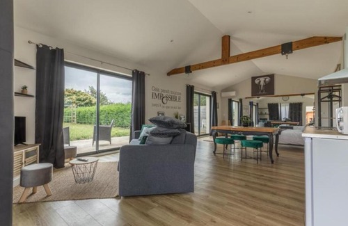 Ondes Apartment | Modern Studio at Le Crespys with Pool Near Toulouse
