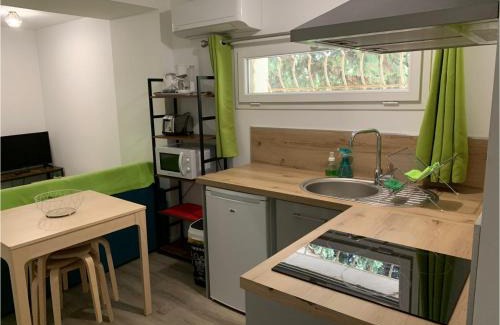 Saint-Mitre-les-Remparts Apartment | Idyllic Le Cyprès: Family-Friendly with Pool Access