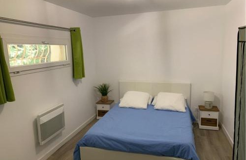 Saint-Mitre-les-Remparts Apartment | Idyllic Le Cyprès: Family-Friendly with Pool Access