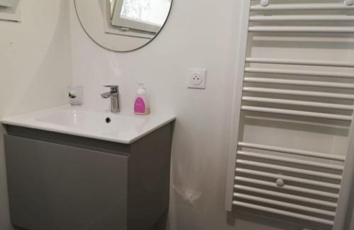 Saint-Mitre-les-Remparts Apartment | Idyllic Le Cyprès: Family-Friendly with Pool Access