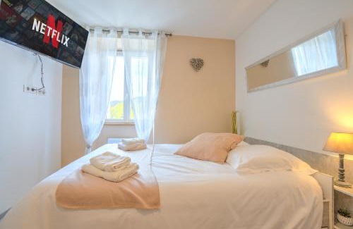 Banassac Apartment | Explore Le Déroc: Netflix, Wi-Fi & Terrace Perks Await