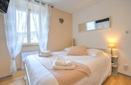 Banassac Apartment | Explore Le Déroc: Netflix, Wi-Fi & Terrace Perks Await