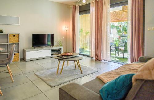 Saint-Paul Apartment | Cozy Le Dashan: Oceanfront Retreat Near Beach & Lake