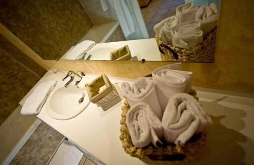 Cornillon-Confoux Hotel | Discover Le Devem de Mirapier: Pool & Spa Retreat