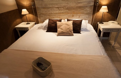 Cornillon-Confoux Hotel | Discover Le Devem de Mirapier: Pool & Spa Retreat