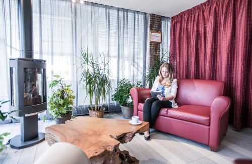 Rouyn-Noranda Hotel | Discover Comfort at Le Deville par G5 with Hot Tub Access