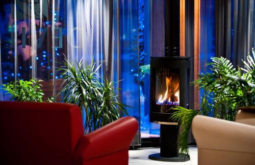 Rouyn-Noranda Hotel | Discover Comfort at Le Deville par G5 with Hot Tub Access