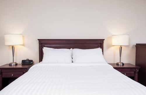 Rouyn-Noranda Hotel | Discover Le Deville par G5: Family-Friendly Comfort Awaits