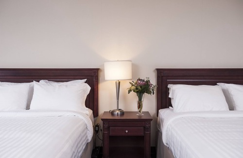Rouyn-Noranda Hotel | Discover Le Deville par G5: Family-Friendly Comfort Awaits