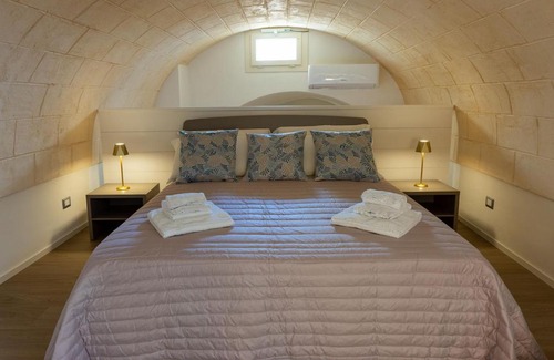 Montescaglioso House | Cozy Retreat at Le Dimore In Centro with Hot Tub & Breakfast
