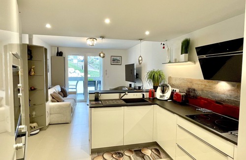 Royan Apartment | Explore Le Discret: Oceanfront Retreat by Plage de Foncillon