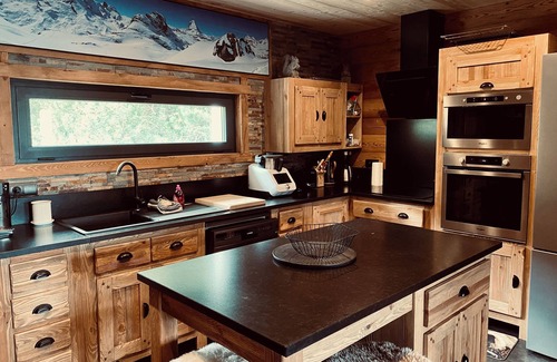 Les Angles Ski Chalet | Indulge at Le Domaine de Bella: Rated 10/10 with Spa & Breakfast