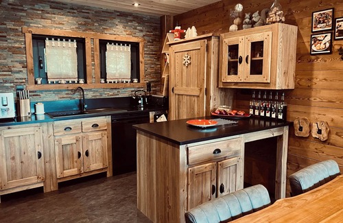 Les Angles Ski Chalet | Indulge at Le Domaine de Bella: Rated 10/10 with Spa & Breakfast