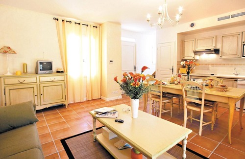 Chinon House | Discover Your Dream Vacation Home with Pool & Spa Access