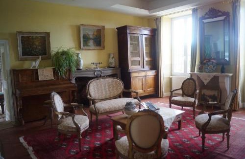 Dissangis Bed & Breakfast | Inviting Le Domaine de Rochefort with Pool & High Ratings