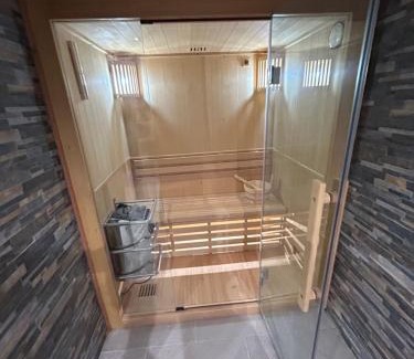 Saint-Laurent-d'Olt House | le domaine du bez gite de la grise piscine sauna hammam spa