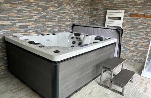 Saint-Laurent-d'Olt House | le domaine du bez gite de la grise piscine sauna hammam spa
