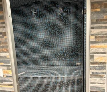 Saint-Laurent-d'Olt House | le domaine du bez gite de la grise piscine sauna hammam spa