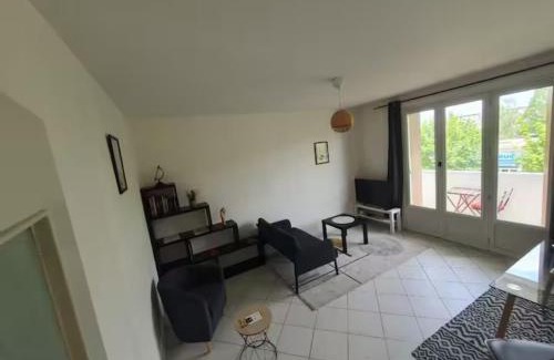 Jouvence Apartment | Cozy Le Drapeau: Ideal Balcony Apartment for 2 Guests