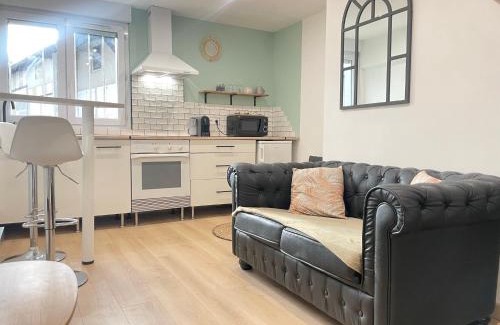 Faubourg-Raines Apartment | Cozy Le Duplex: Family-Friendly Stay Near Gastronomic Delights