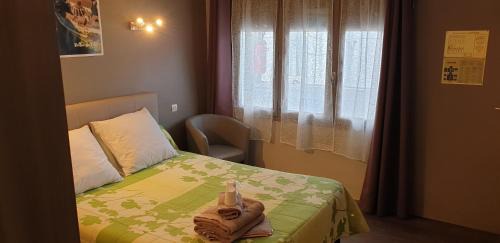 Figeac Hotel | Family-Friendly Le Faubourg: Guest Rated 8/10 for Comfort