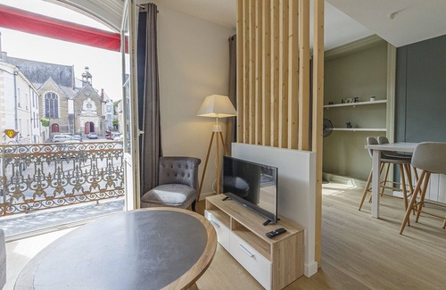 Laval Apartment | Le Ficus - Appartement refait à neuf, Laval centre