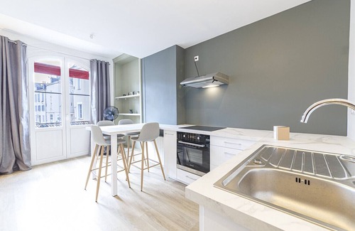 Laval Apartment | Le Ficus - Appartement refait à neuf, Laval centre